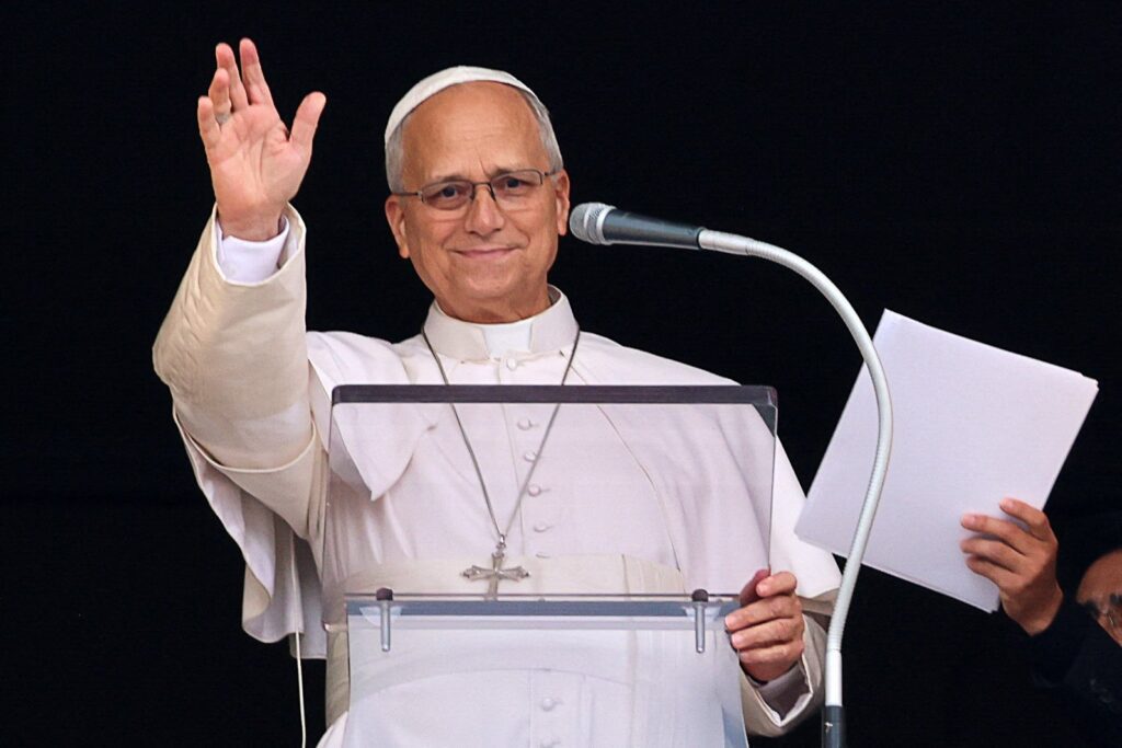 El papa León XIV dirige la oración del Ángelus desde una ventana del Palacio Apostólico, tras recibir el alta hospitalaria luego de una cirugía por cáncer de pulmón, en el Vaticano, el 18 de octubre de 2026. (Foto de OSV News/Yara Nardi, Reuters)