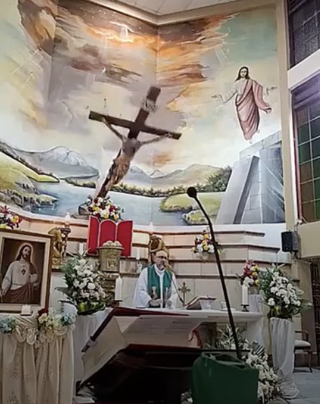 Un gran crucifijo de madera cae en esta captura de un video mientras el sacerdote redentorista Patricio Alfredo Sánchez Molinari celebra Misa el 17 de octubre de 2026 en la iglesia de Nuestra Señora del Perpetuo Socorro, en Guayaquil, Ecuador. El crucifijo golpeó directamente en la cabeza al padre Sánchez y le causó la muerte casi de inmediato. (Captura de pantalla de OSV News/video de la transmisión en vivo de la iglesia del Perpetuo Socorro de Guayaquil)