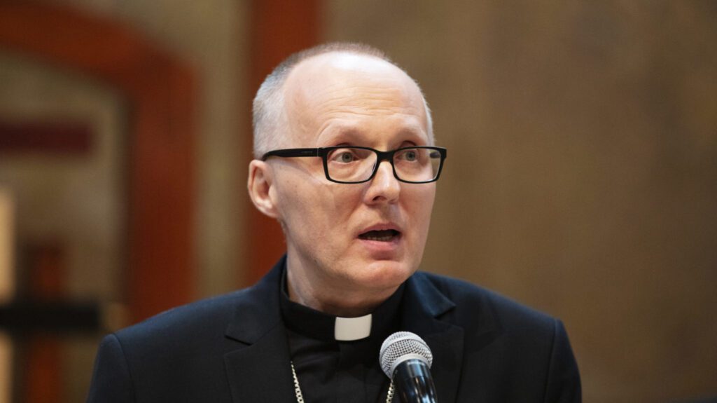 El padre Sławomir Szkredka habla durante una conferencia de prensa en la que se anunció el nombramiento de cuatro sacerdotes de Los Ángeles como nuevos obispos auxiliares de la arquidiócesis. (Victor Alemán)