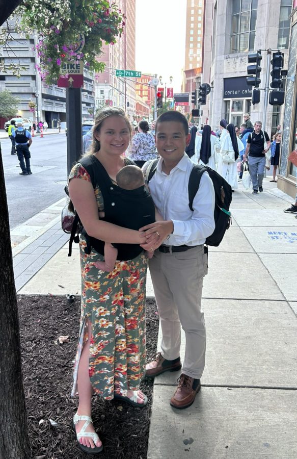 Kester y Catherine Nucum, de Huntsville, Alabama, junto a su hijo pequeño después de la Misa de beatificación de Fulton Sheen, celebrada el 24 de septiembre en St. Louis . (Pablo Kay)