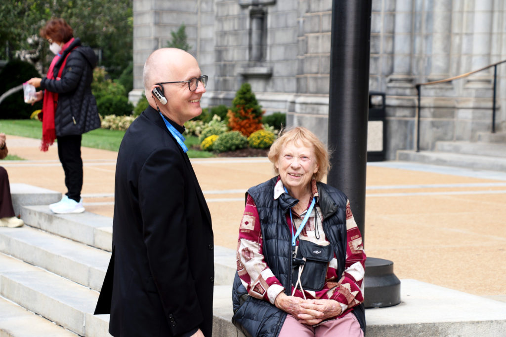 La peregrina Rosemary Serna y el obispo auxiliar de Los Ángeles, Slawomir Szkredka, frente a la Catedral Basílica de St. Louis el 23 de septiembre de 2026, un día antes de la beatificación de Fulton Sheen. (Pablo Kay)